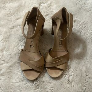 Pedro García taupe leather and suede block heels